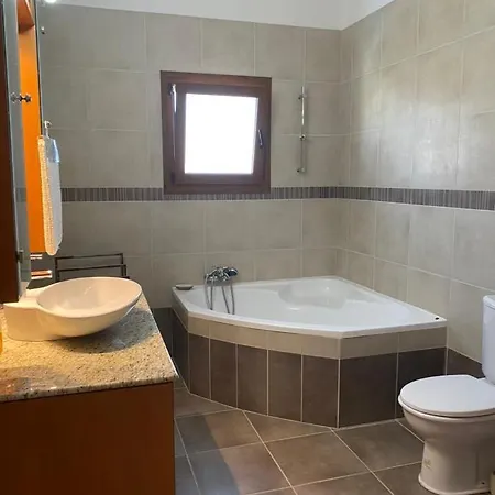 Episkopi Villa, Luxury 4 Bedroom With Pool - Villa Limassol